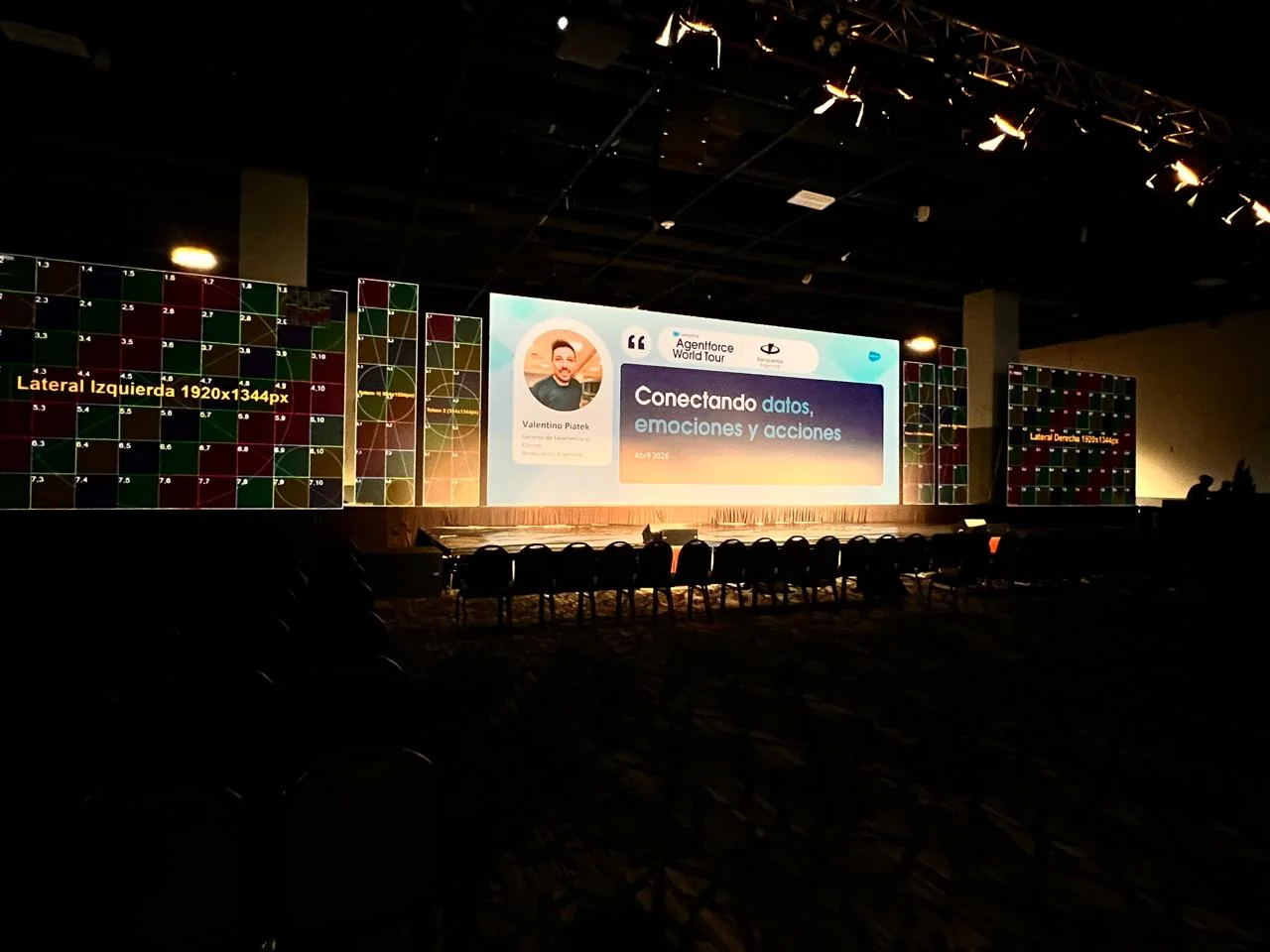 Pantalla central y laterales para conferencia