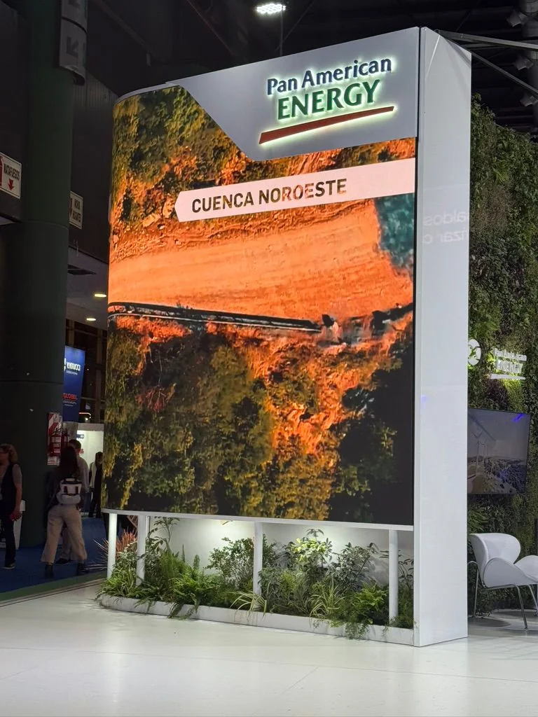 Torre LED integrada a espacio de exposición