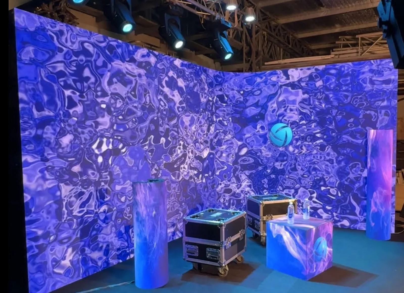 Curved environment for virtual production