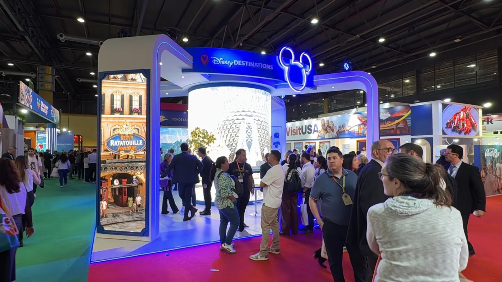 Vertical LED surfaces for an exhibition